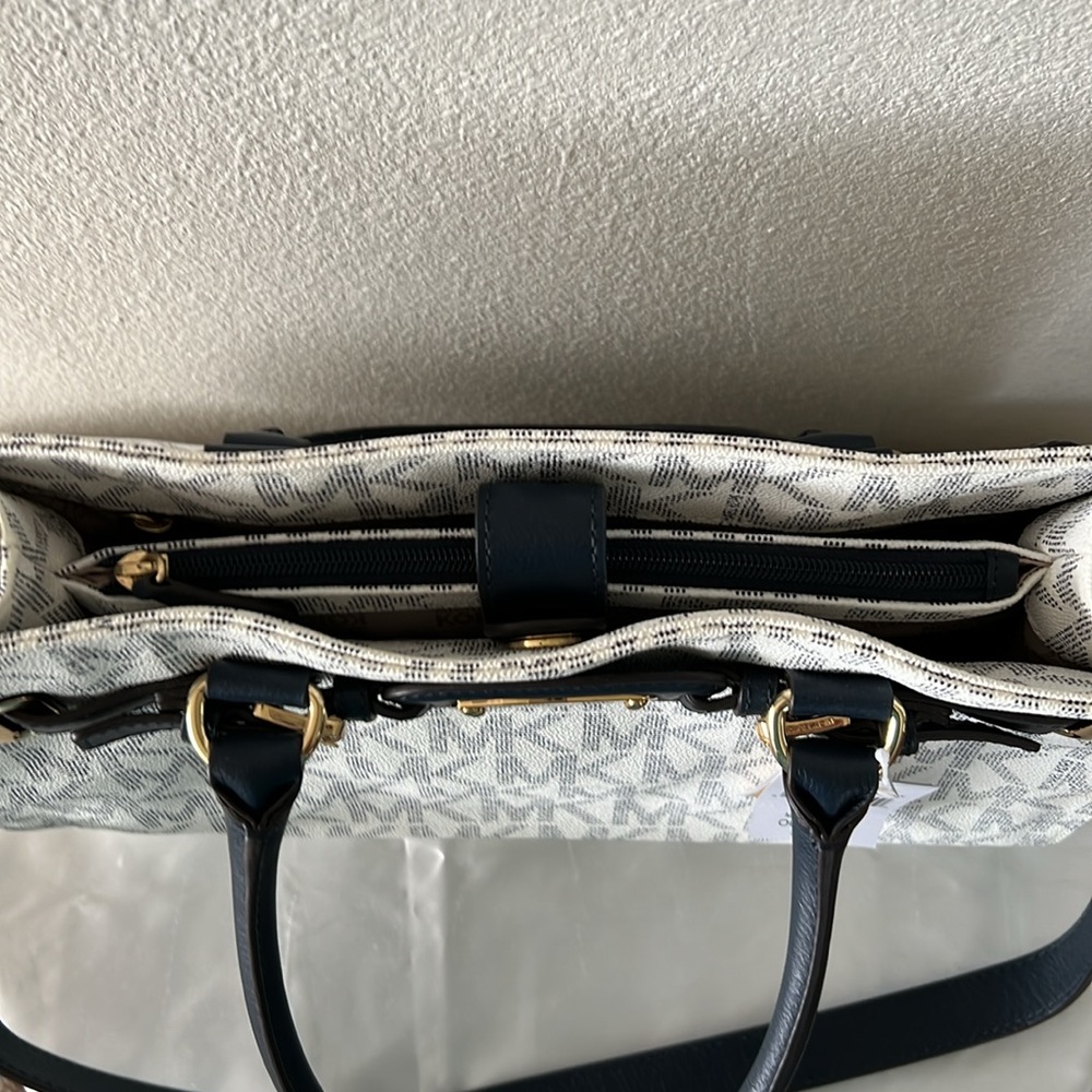 Michael Kors Hamilton Navy/Wht LG EW Tote 👜 includes addl piece key pouch - Picture 11 of 14